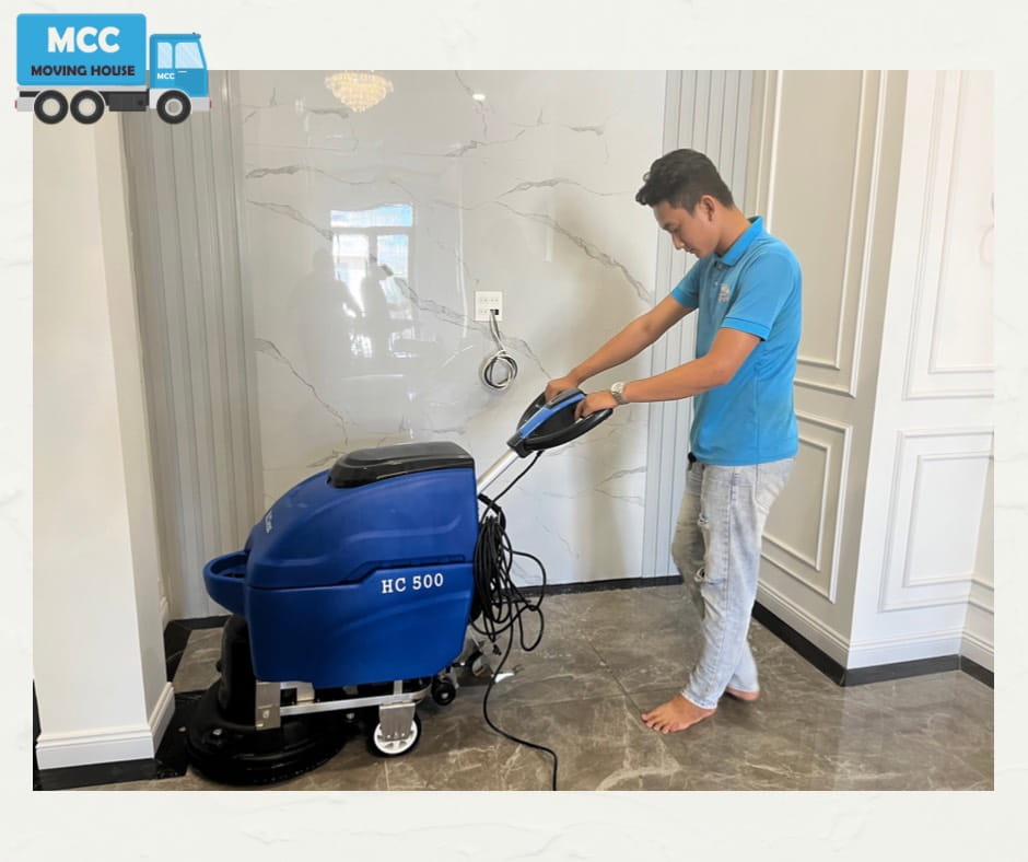Dịch vụ vệ sinh công nghiệp Cần Thơ - Mai Chánh thực hiện các công việc đánh bóng, chà sàn vệ sinh nhà sau xây dựng